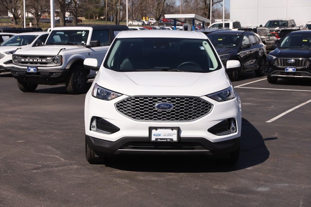 Ford Edge Vehicle Full-screen Gallery Image 3