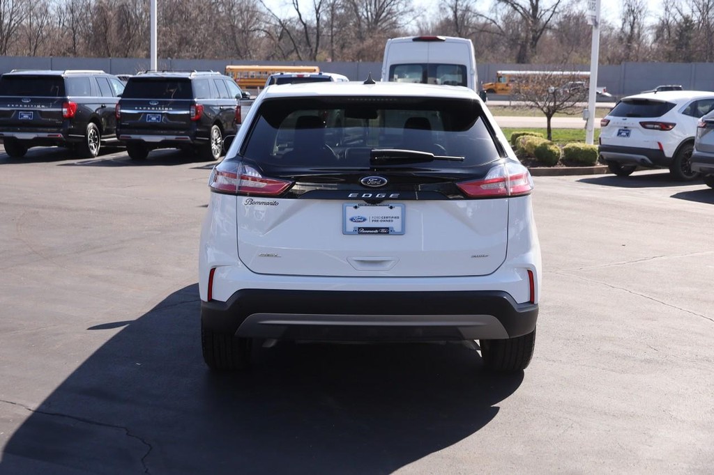 Ford Edge Vehicle Full-screen Gallery Image 5