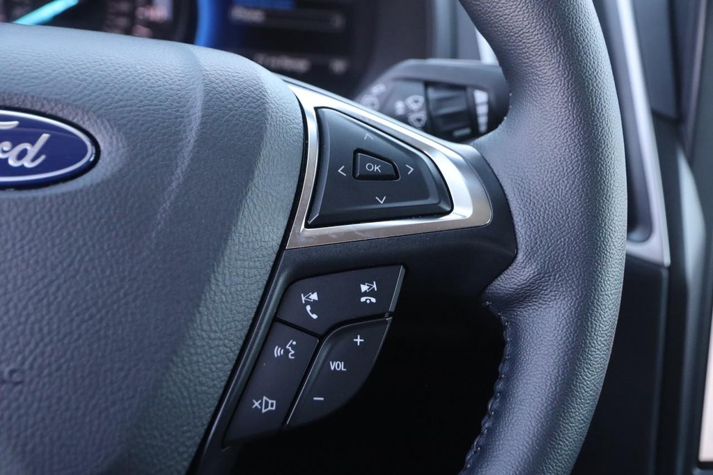 Ford Edge Vehicle Full-screen Gallery Image 12