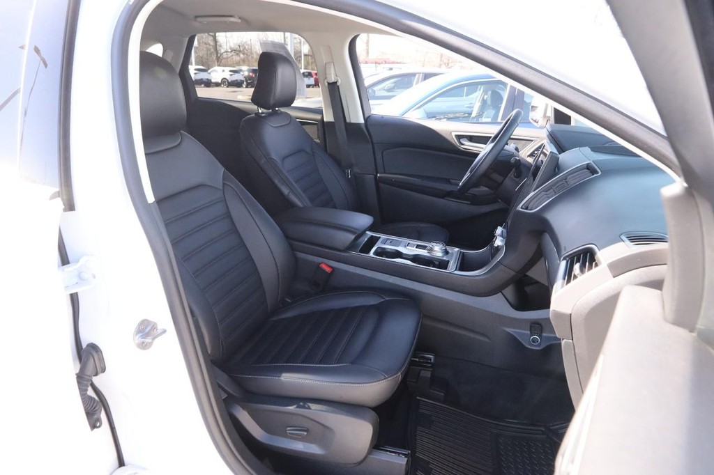 Ford Edge Vehicle Full-screen Gallery Image 24