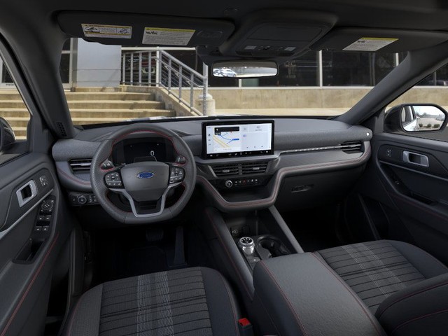 Ford Explorer Vehicle Full-screen Gallery Image 9