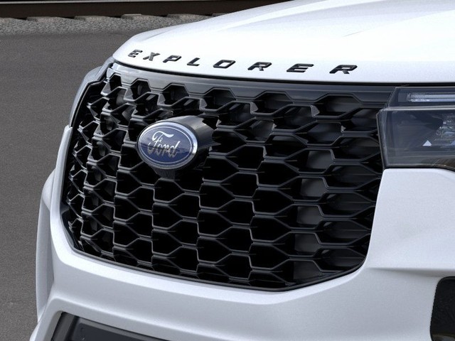 Ford Explorer Vehicle Full-screen Gallery Image 17
