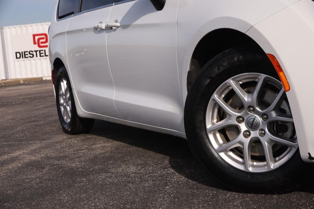 Chrysler Voyager Vehicle Image 03