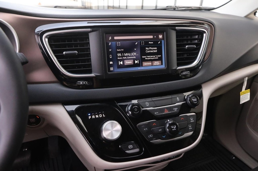 Chrysler Voyager Vehicle Image 17