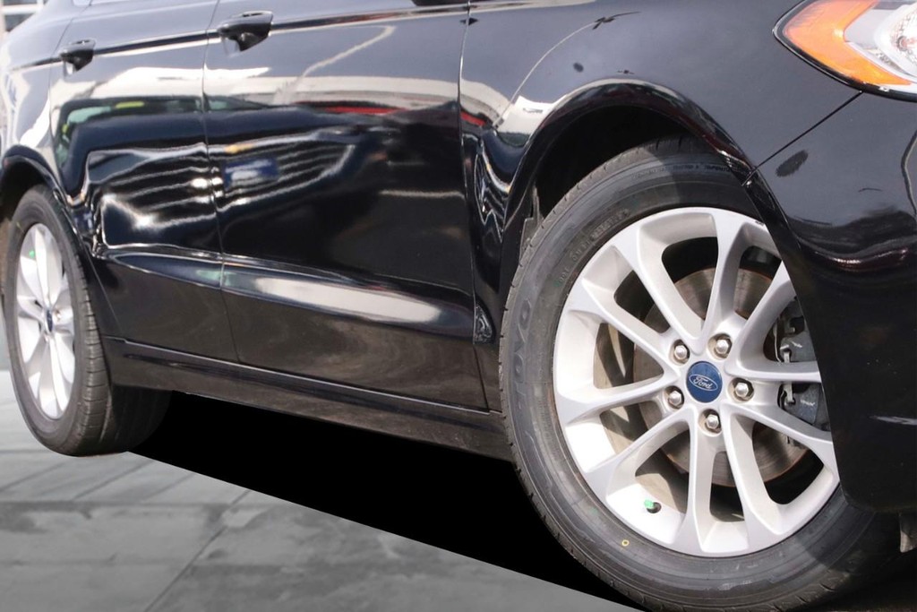 Ford Fusion Vehicle Full-screen Gallery Image 3