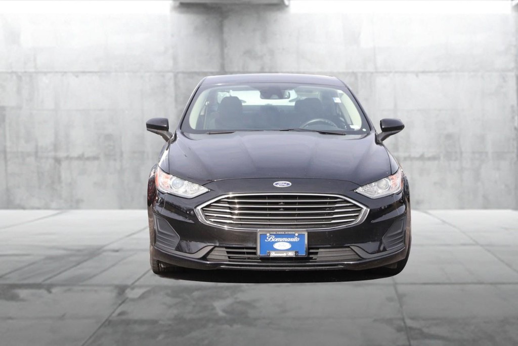Ford Fusion Vehicle Full-screen Gallery Image 4