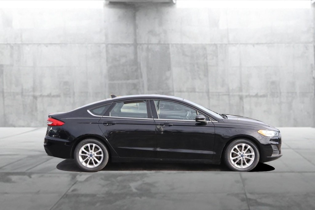 Ford Fusion Vehicle Full-screen Gallery Image 5