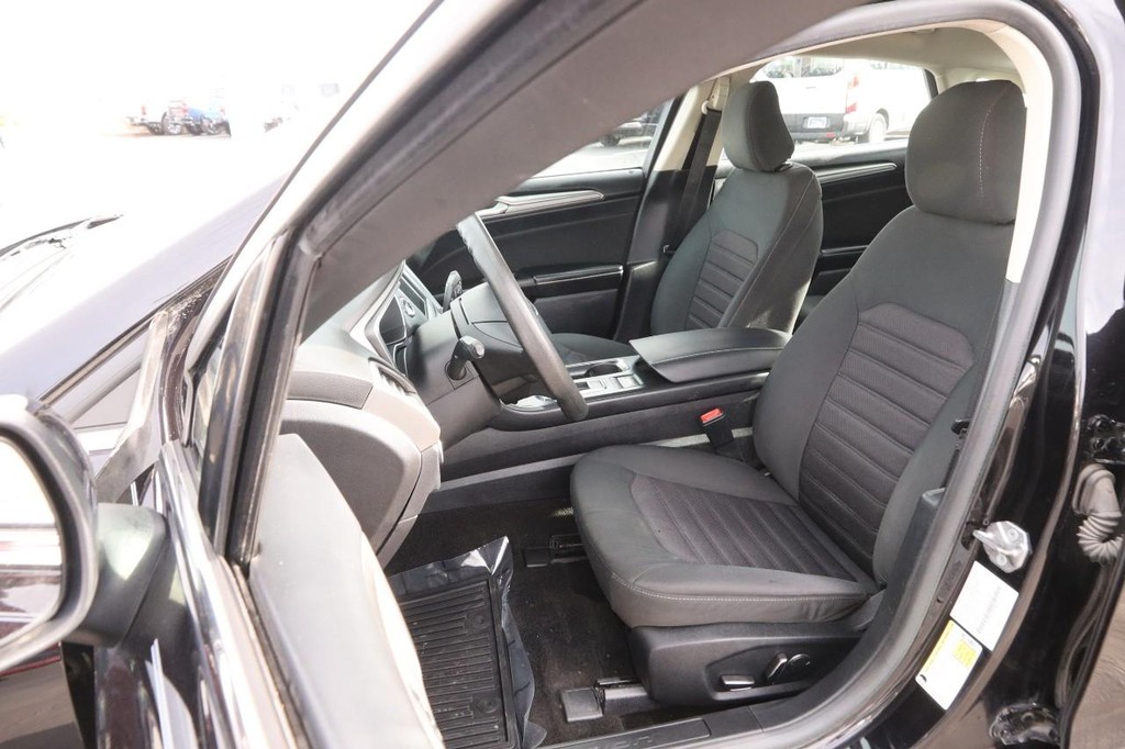 Ford Fusion Vehicle Full-screen Gallery Image 8