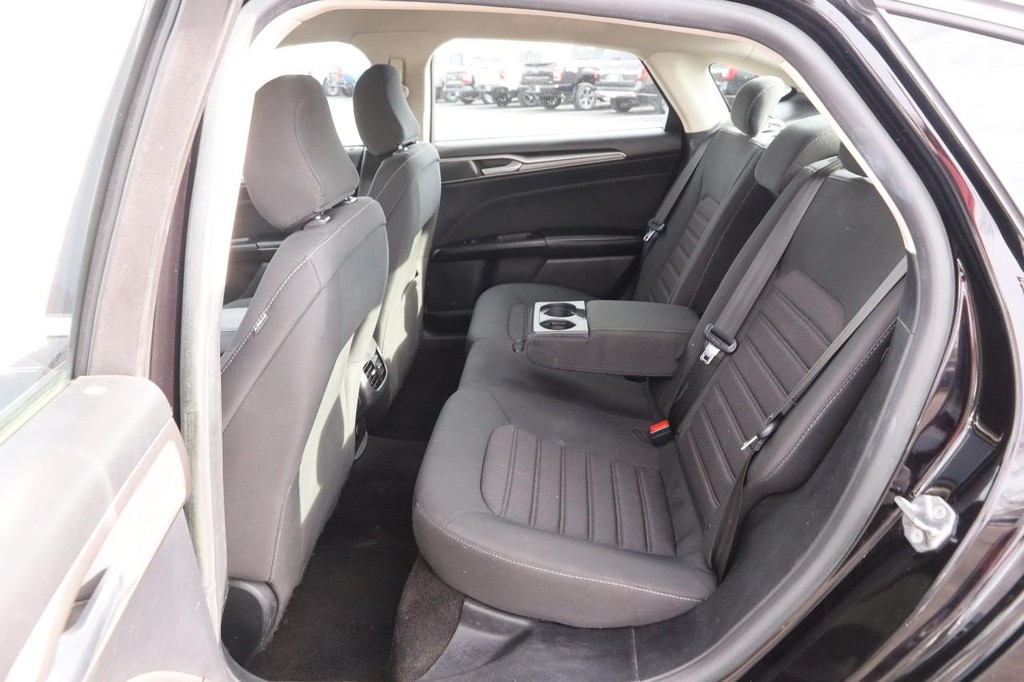 Ford Fusion Vehicle Full-screen Gallery Image 9