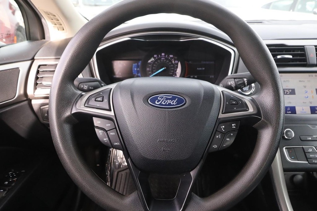 Ford Fusion Vehicle Full-screen Gallery Image 10