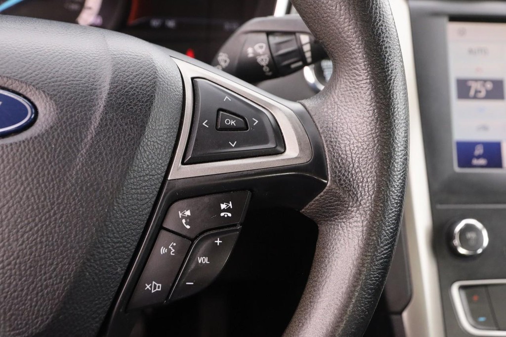 Ford Fusion Vehicle Full-screen Gallery Image 12