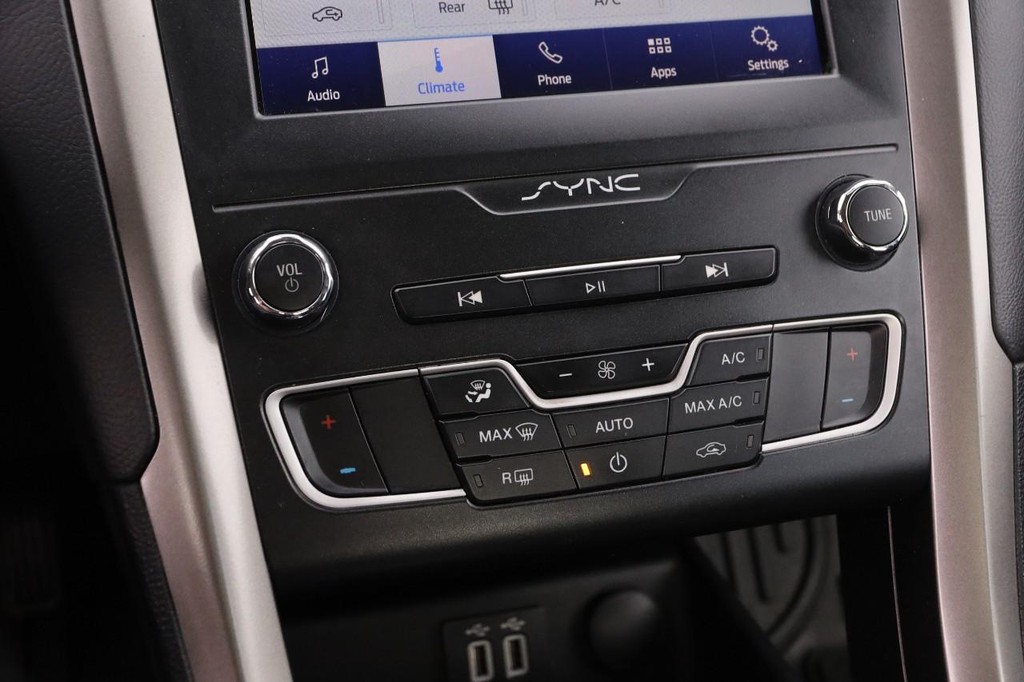 Ford Fusion Vehicle Full-screen Gallery Image 17