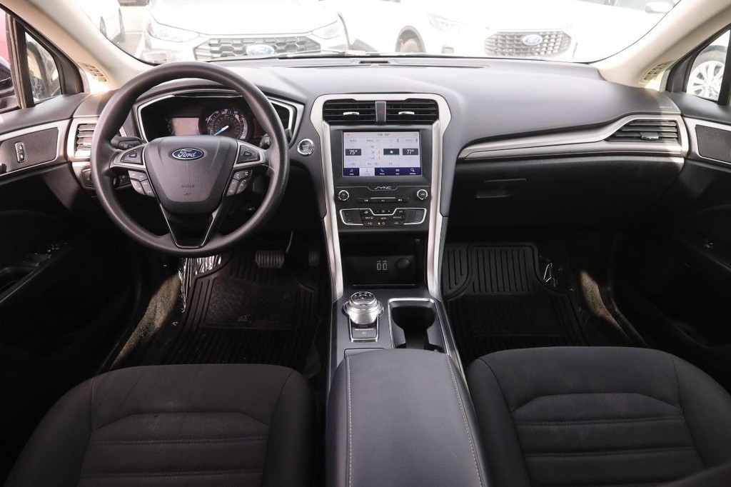 Ford Fusion Vehicle Full-screen Gallery Image 19