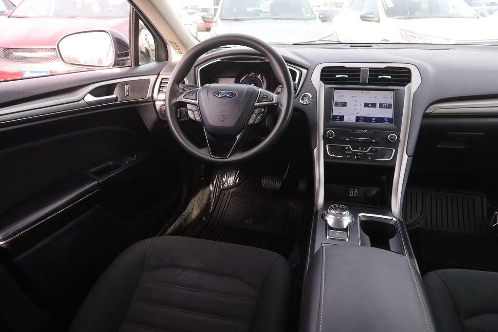 Ford Fusion Vehicle Full-screen Gallery Image 20