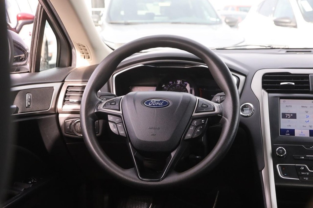 Ford Fusion Vehicle Full-screen Gallery Image 21