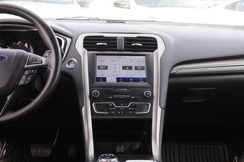 Ford Fusion Vehicle Full-screen Gallery Image 22