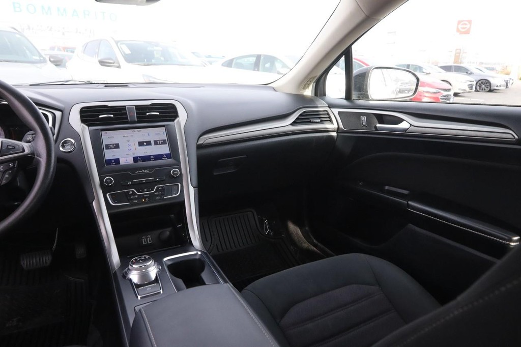 Ford Fusion Vehicle Full-screen Gallery Image 23