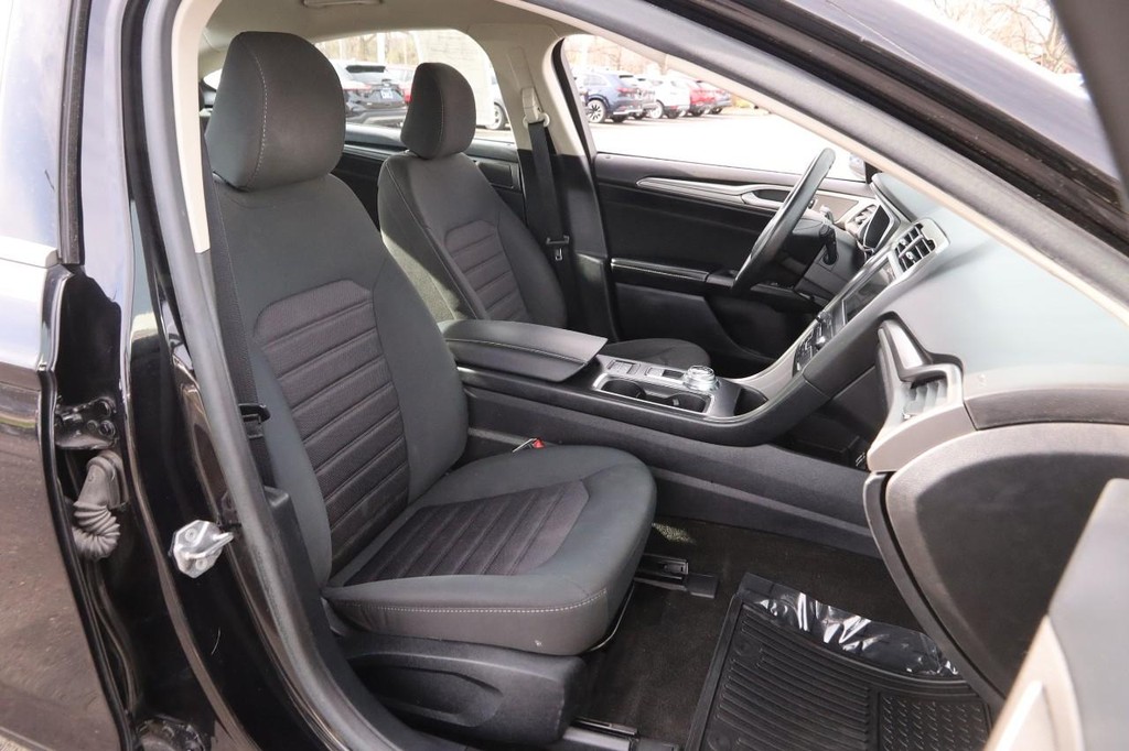 Ford Fusion Vehicle Full-screen Gallery Image 24