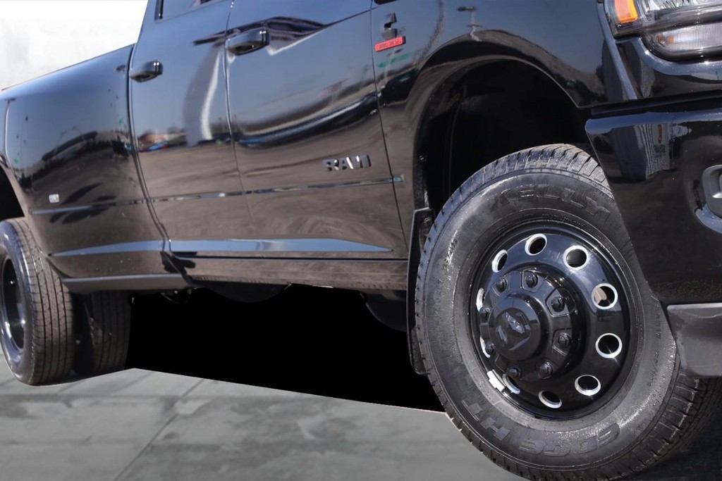 Ram 3500 Vehicle Full-screen Gallery Image 3