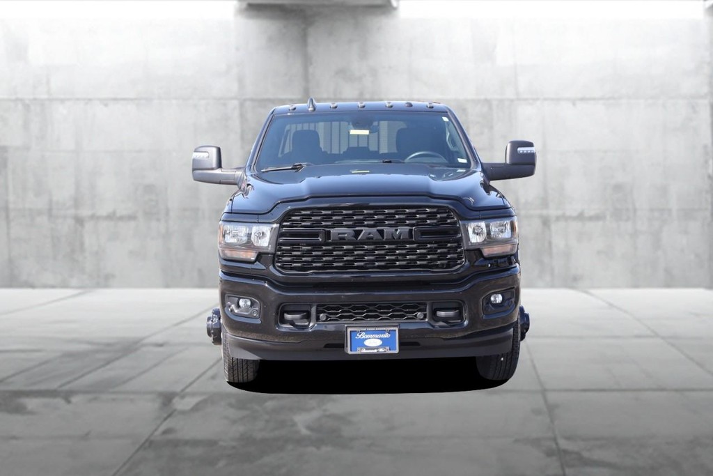 Ram 3500 Vehicle Full-screen Gallery Image 4