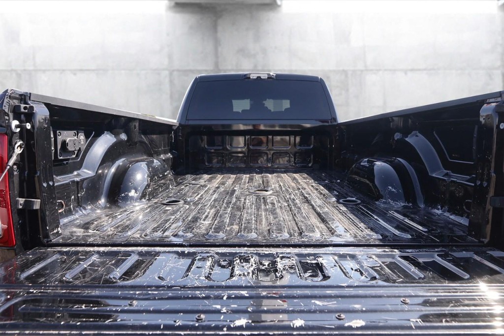 Ram 3500 Vehicle Full-screen Gallery Image 7
