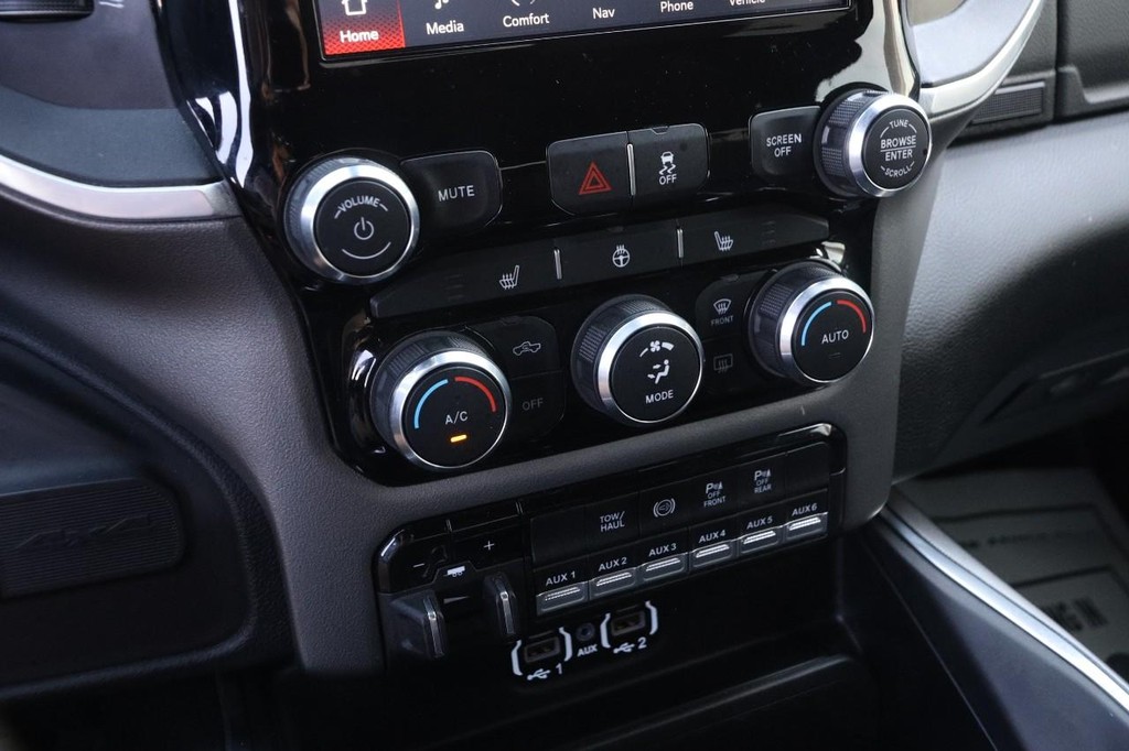 Ram 3500 Vehicle Full-screen Gallery Image 18