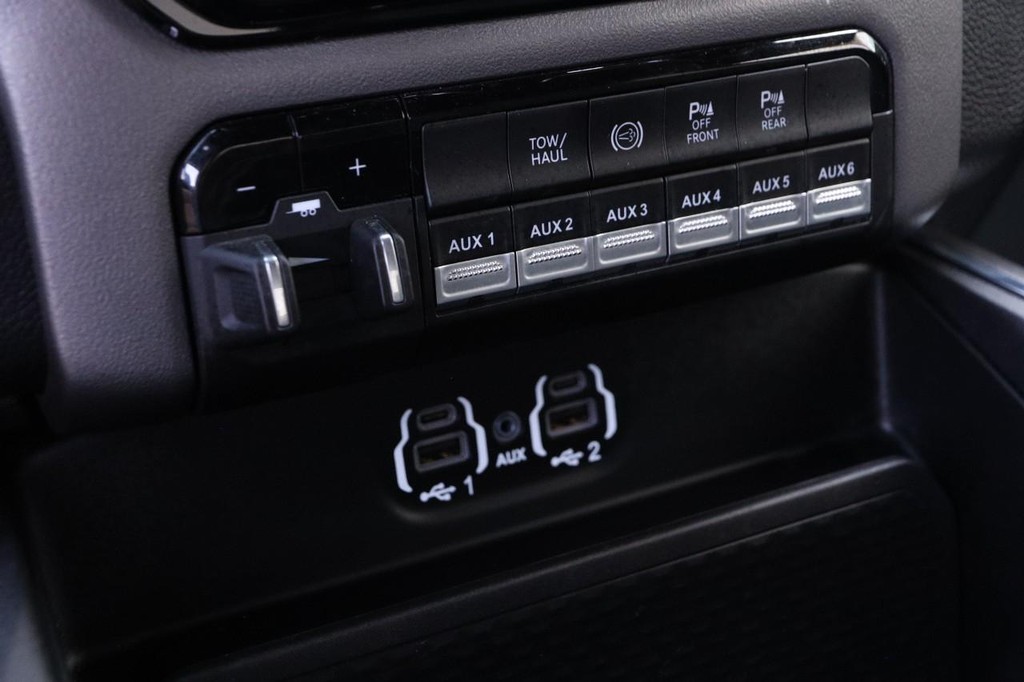 Ram 3500 Vehicle Full-screen Gallery Image 19