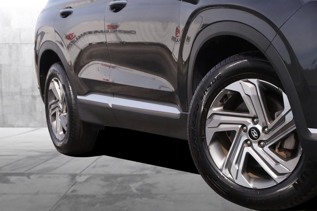 Hyundai Santa Fe Vehicle Full-screen Gallery Image 3