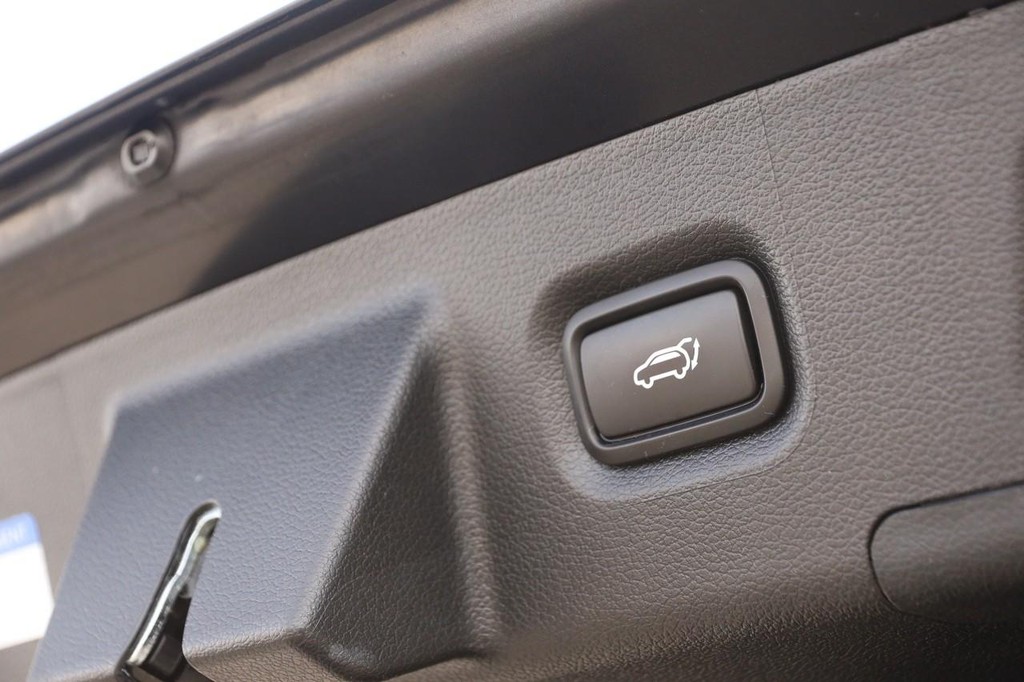 Hyundai Santa Fe Vehicle Full-screen Gallery Image 8