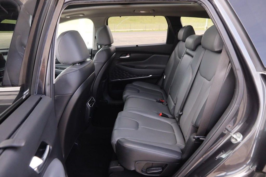 Hyundai Santa Fe Vehicle Full-screen Gallery Image 11