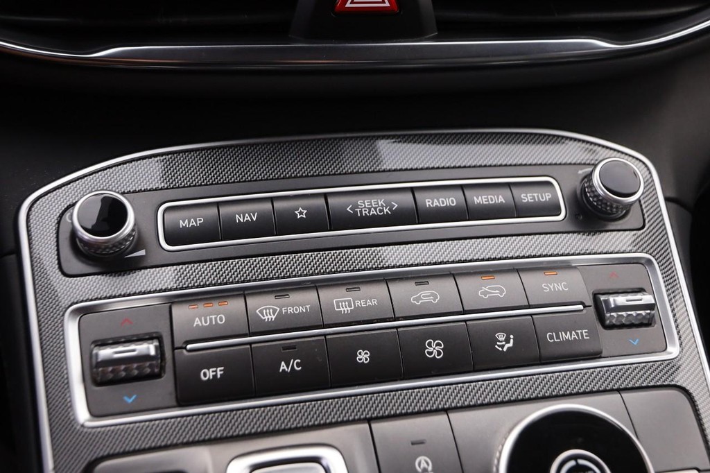 Hyundai Santa Fe Vehicle Full-screen Gallery Image 20