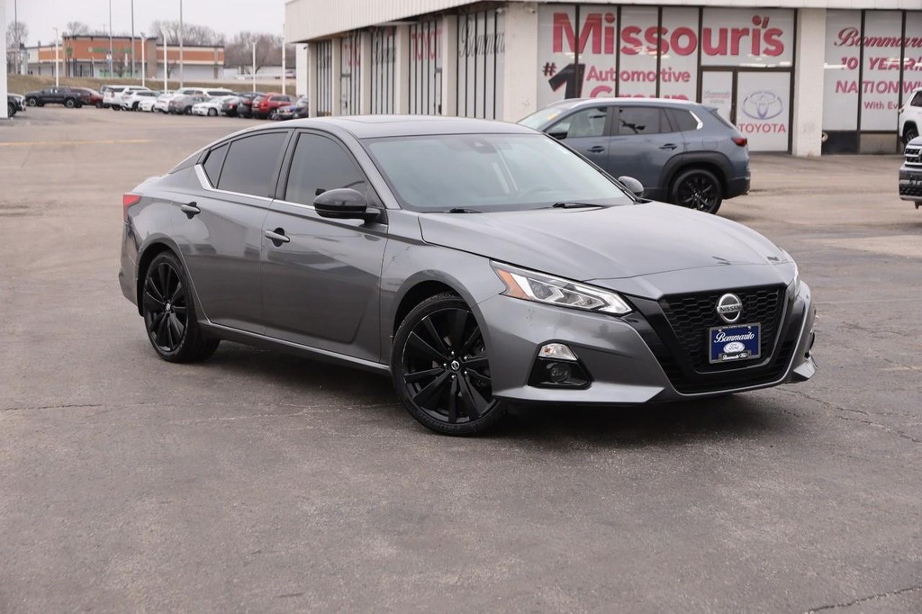 Nissan Altima Vehicle Full-screen Gallery Image 2