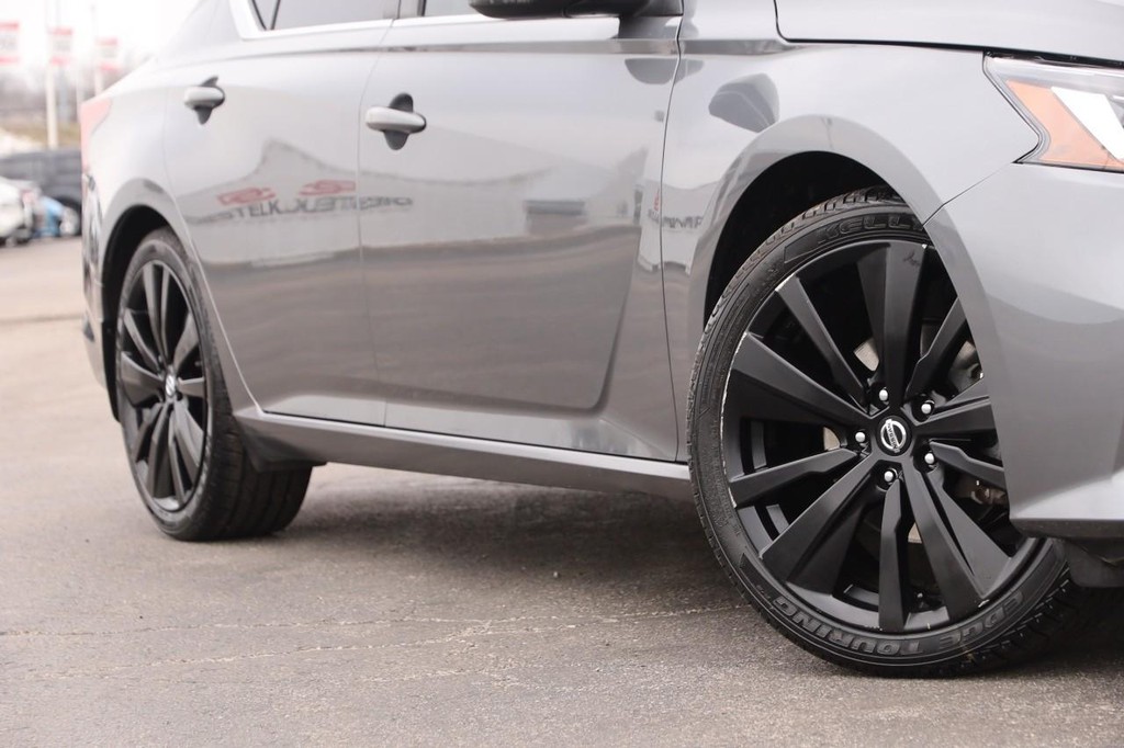 Nissan Altima Vehicle Full-screen Gallery Image 3