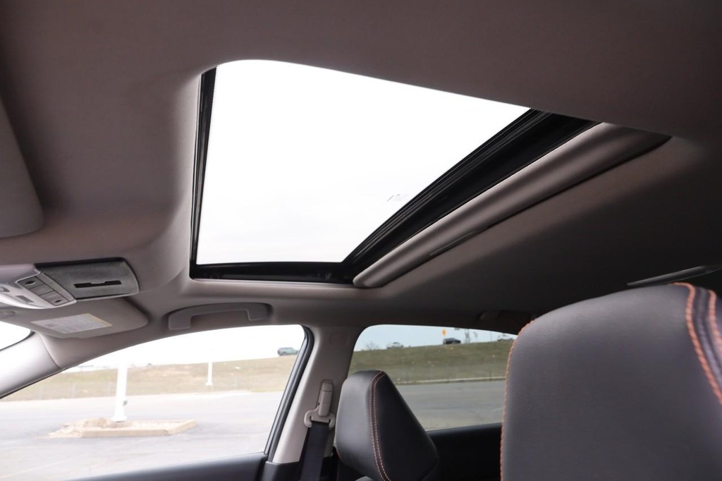 Nissan Altima Vehicle Full-screen Gallery Image 8