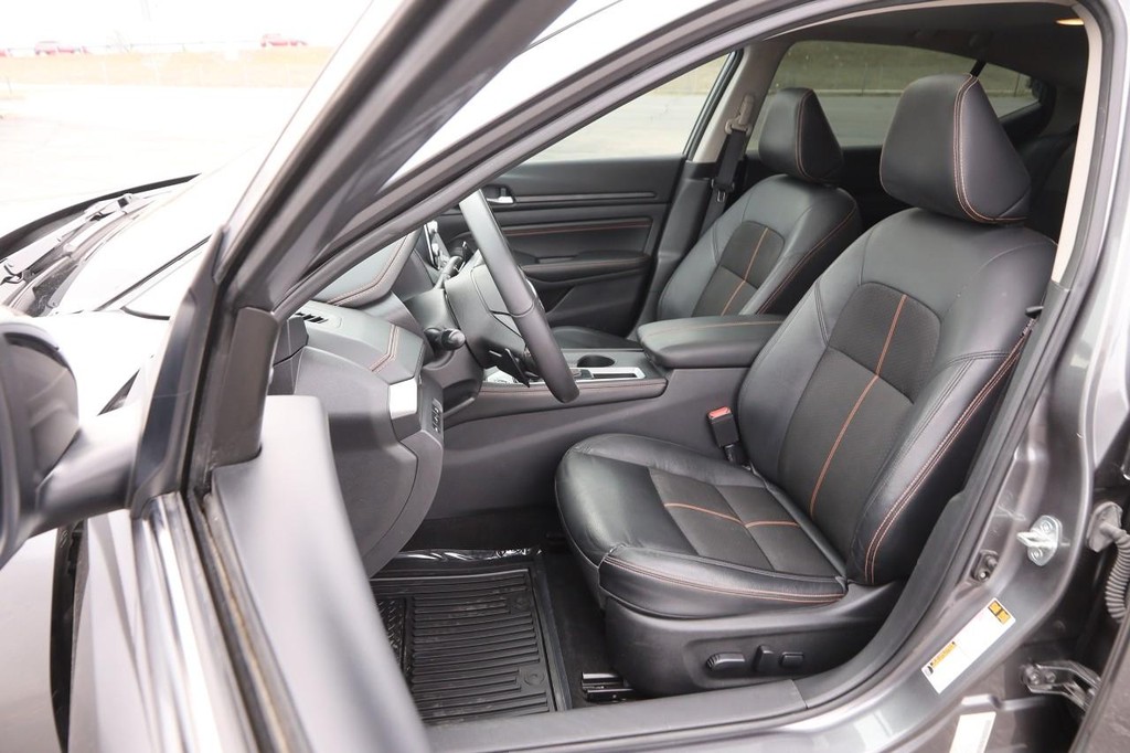 Nissan Altima Vehicle Full-screen Gallery Image 9