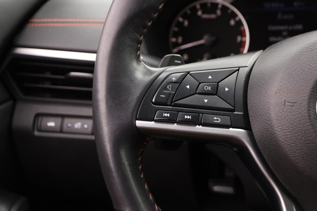 Nissan Altima Vehicle Full-screen Gallery Image 12