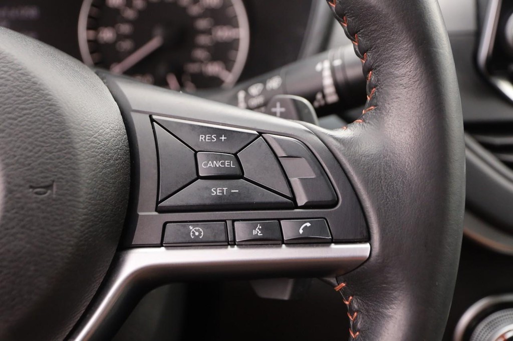 Nissan Altima Vehicle Full-screen Gallery Image 13