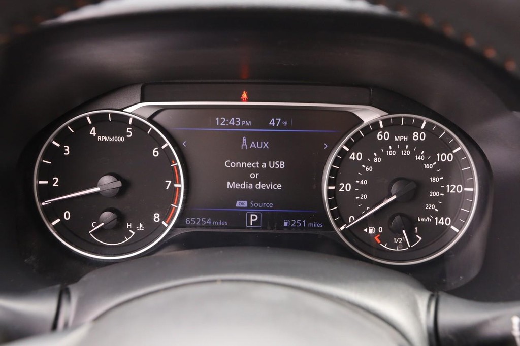 Nissan Altima Vehicle Full-screen Gallery Image 14