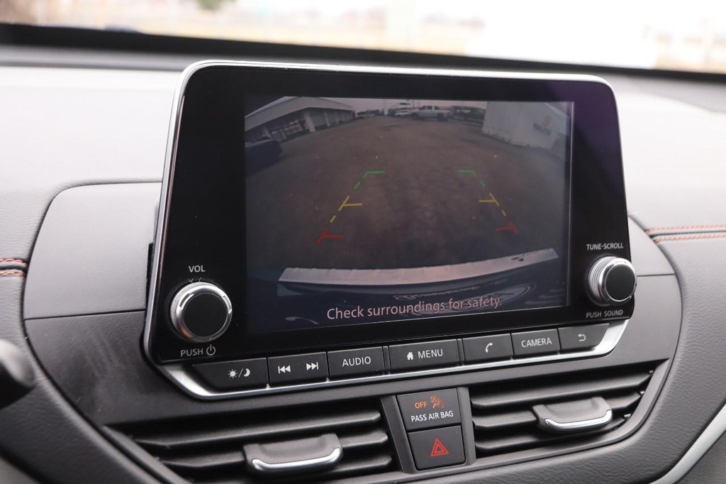 Nissan Altima Vehicle Full-screen Gallery Image 17