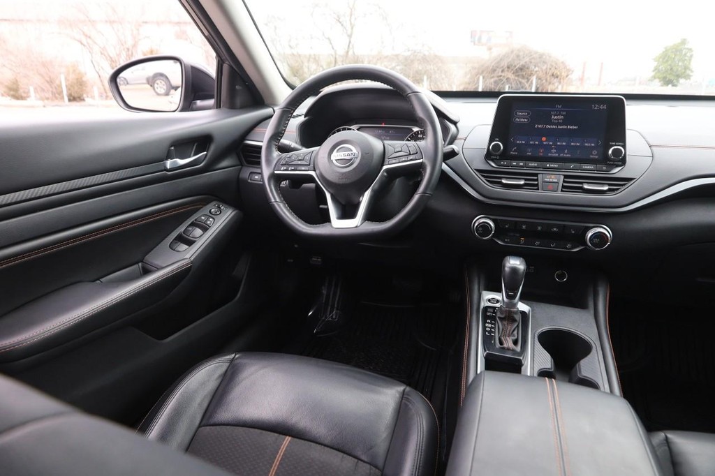Nissan Altima Vehicle Full-screen Gallery Image 21
