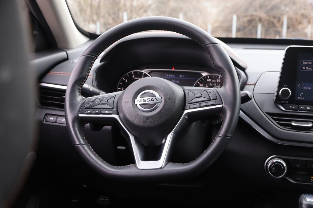 Nissan Altima Vehicle Full-screen Gallery Image 22