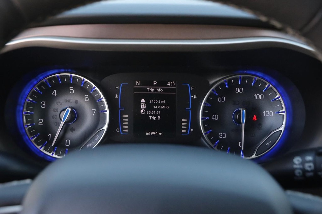 Chrysler Voyager Vehicle Image 16