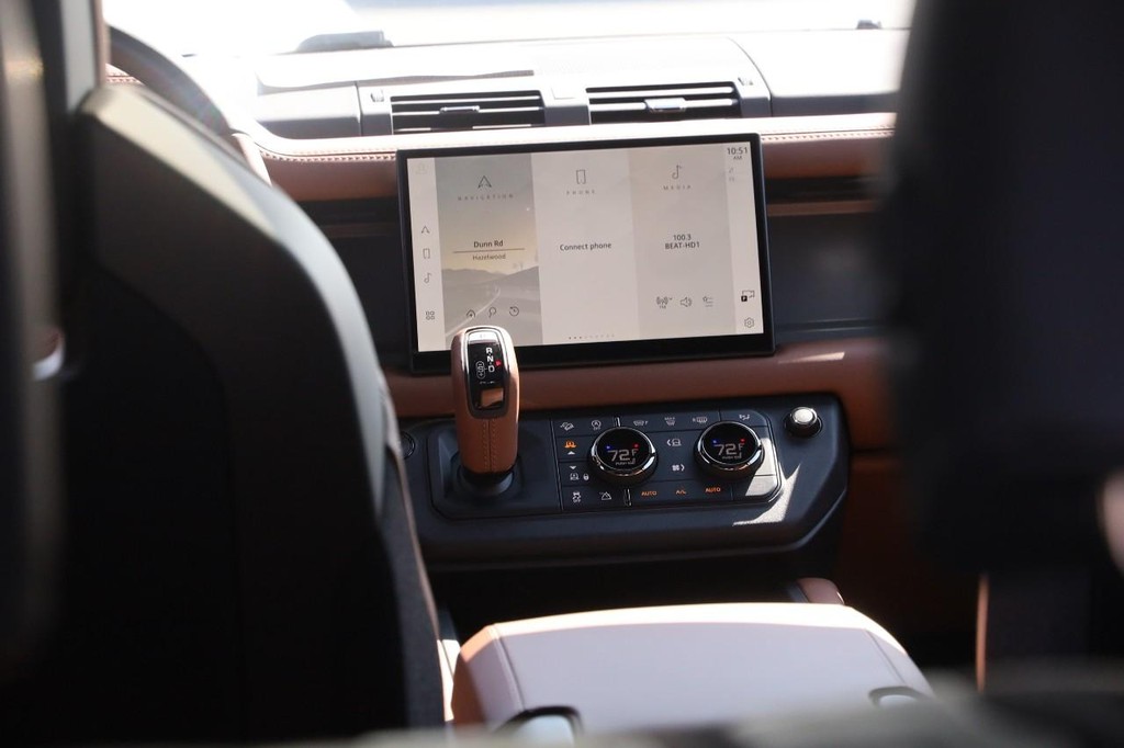 Land Rover Defender Vehicle Image 10