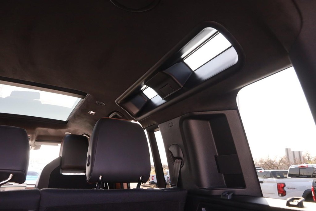 Land Rover Defender Vehicle Image 11