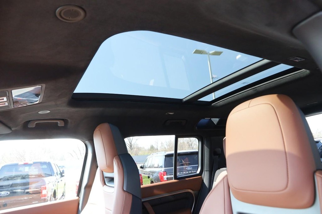 Land Rover Defender Vehicle Image 12