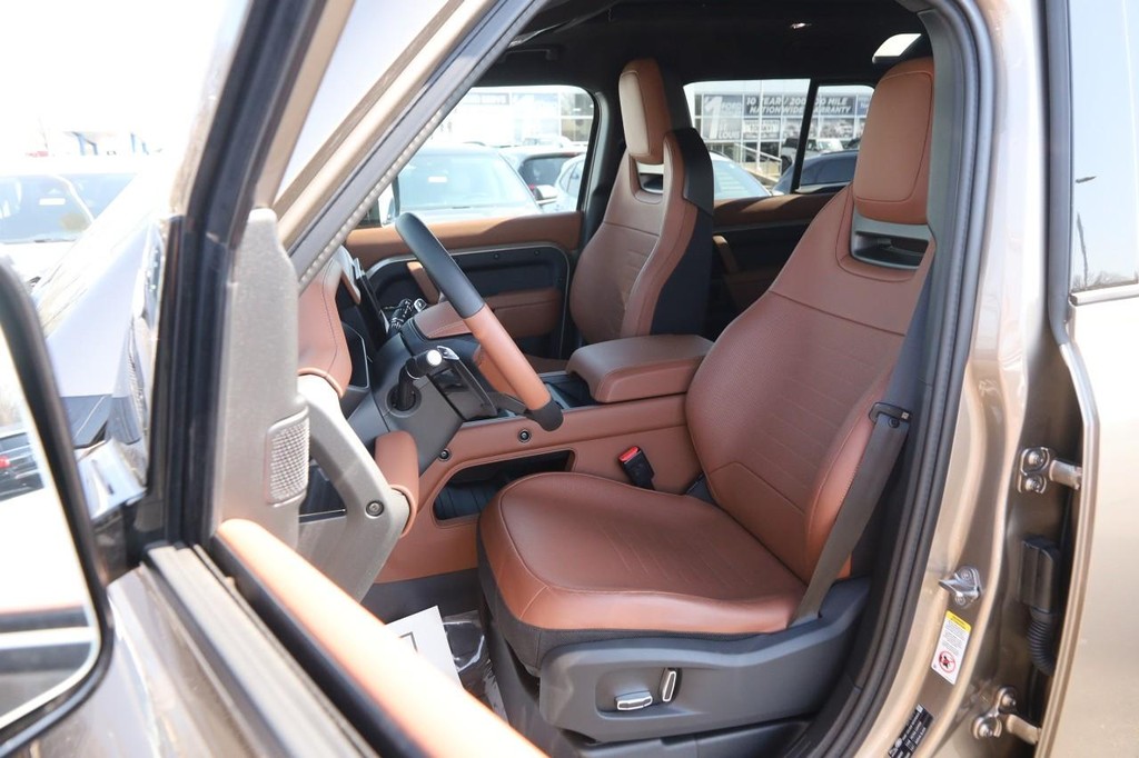 Land Rover Defender Vehicle Image 13