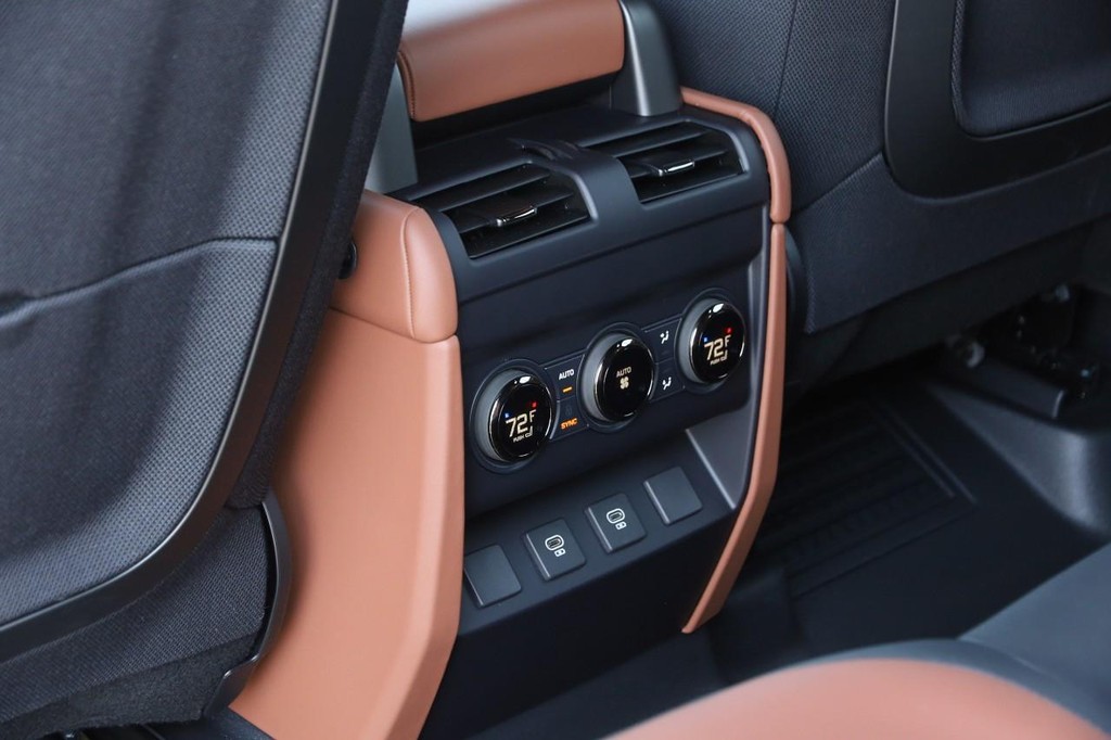 Land Rover Defender Vehicle Image 15