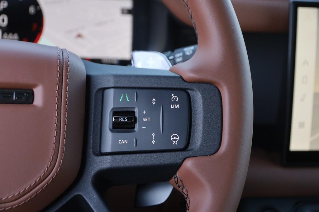 Land Rover Defender Vehicle Image 18