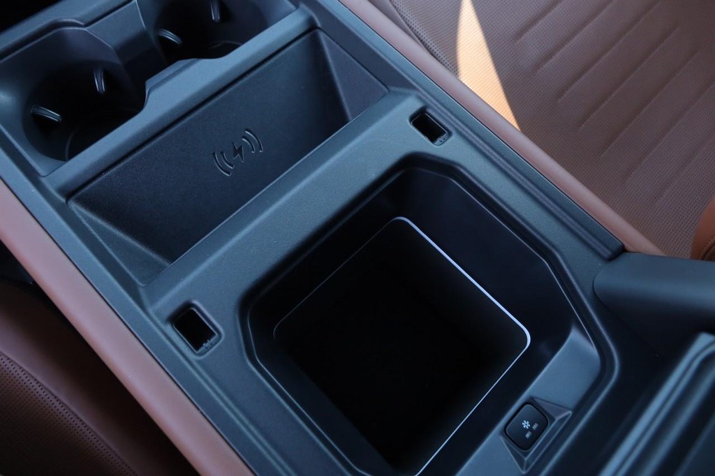 Land Rover Defender Vehicle Image 24