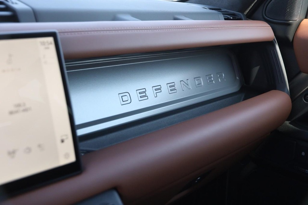 Land Rover Defender Vehicle Image 25